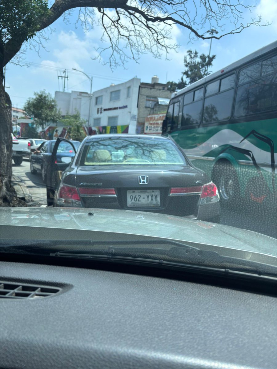 Amig@s ayúdanos a identificar a este gañan cobarde que hace unos momentos chocó a una paisana y su hija por el monumento el caminero. Agredió y huyó como patán que es #LordMeVale. Conduce un Honda Accord placas 962YXY