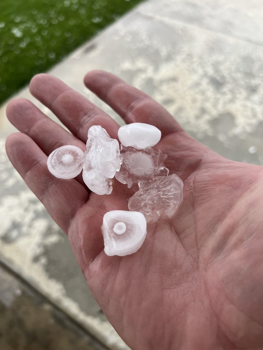 toddvogts's tweet image. Decent size hail falling in Moundridge, Kansas. #kwch #kswx