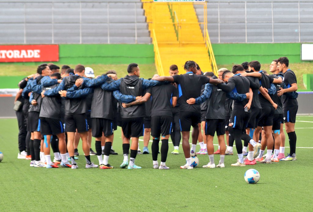🇸🇻💙 La Selecta ya reconoció el Estadio Cementos Progreso y siente la energía que nos impulsa para el compromiso de este jueves 
¡Con el corazón de todo un país, vamos por más! 🔥⚽️

🙌 Acompáñanos con tu aliento, que juntos somos más fuertes.

#ElSalvador #LaSelecta
