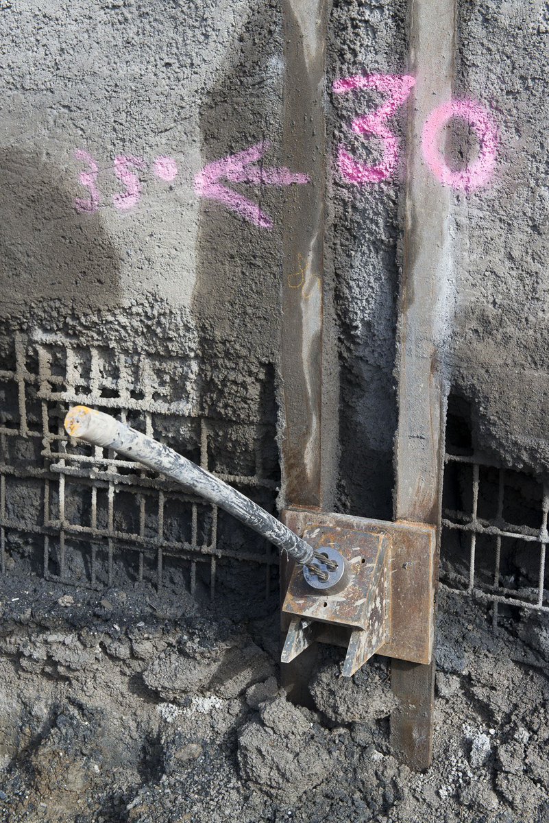 desdeelmurete's tweet photo. El tipo de muro #kingpost es habitual en UK 🇬🇧 y centro Europa 🇪🇺.
Procedimiento:
1️⃣ Hincado de perfiles.
2️⃣ Excavación+construcción del muro.
3️⃣ Anclajes en los perfiles.
📝😉 https://t.co/0r1STQXePr