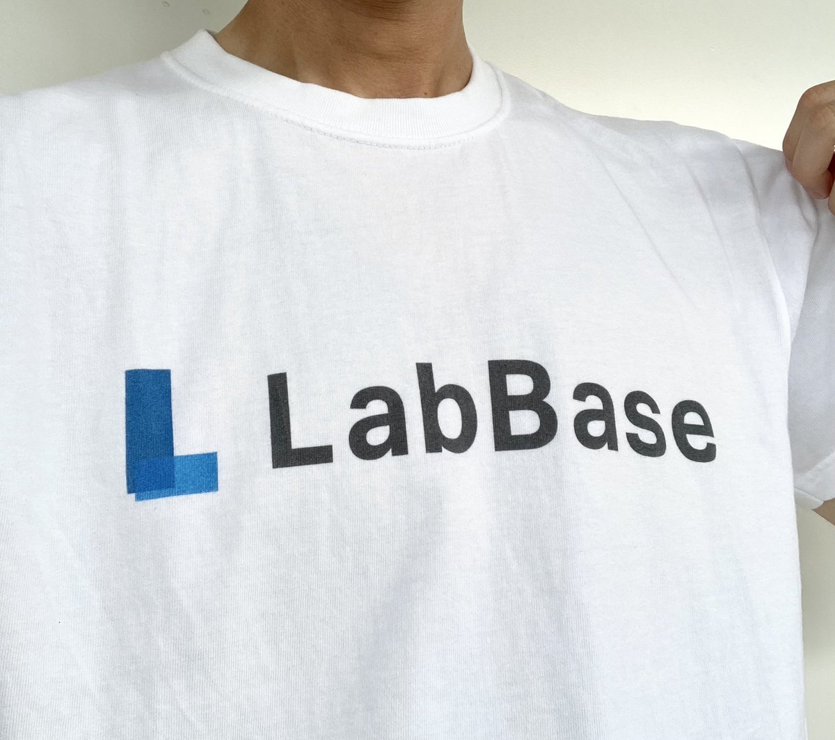 s_c_s2023's tweet photo. #未来の博士フェス　で
このTシャツ着てる人は、

1️⃣製薬会社で研究職　11年
2️⃣大手企業で採用担当　6年
3️⃣立命館大学で博士支援　2年

の経験がある、

研究レベルで、野球⚾️ロック🎸カレー🍛が好きなヤツです🙋🏻‍♂️

気軽にお声がけください😊🎵

#LabBase 
#博士　#就活　#研究　
#就活生と繋がりたい https://t.co/6ifiYQjqW1