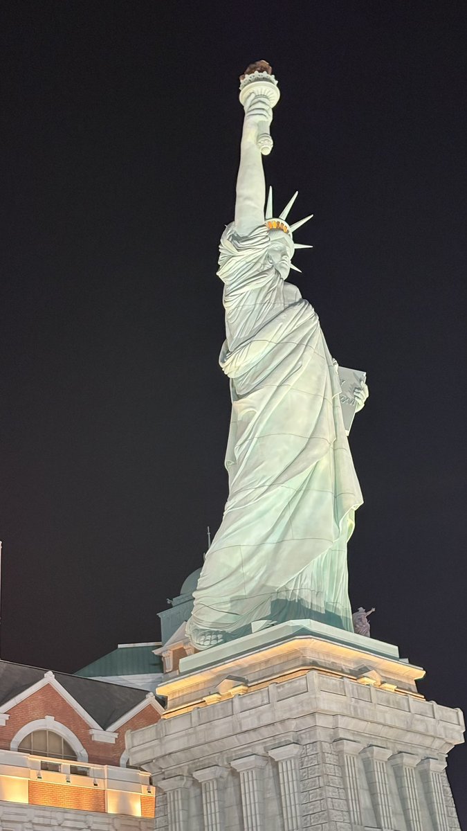 pedrocamachodrd's tweet photo. Estatua de la libertad las vegas https://t.co/EZWCCDZV0F
