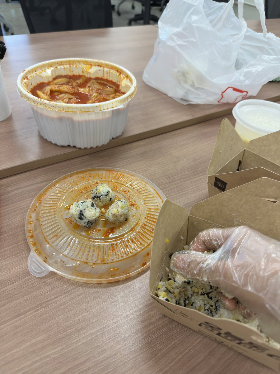 슬기로운 연구실 생활
사진1. 술먹고 굳이굳이 지하철역 3개를 걸어감
사진2. 정체를 알 수 없는 모자.. 음료수 마시는..?
사진3. 여름의 끝, 가을과 겨울의 시작
사진4. 마라엽떡 그리고 막내의 의무