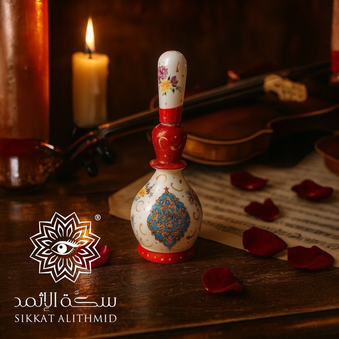 في غرفة قديمة يضيئها وهج الشموع وتعطرها نغمات الكمان، جلست فنانة إيرانية شابة ترسم بأناملها الرقيقة زخارف دقيقة على مكحلة صغيرة.
كانت تختار الألوان بعناية، فالأحمر عندها يعني الشغف، والأزرق يعني النقاء… ومع كل نقشة كانت تضع شيئاً من روحها لتصبح المكحلة أكثر من مجرد وعاء، بل