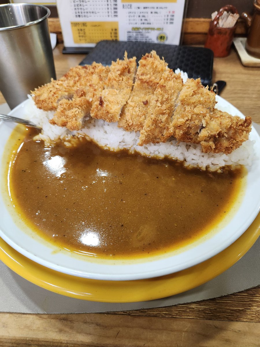 札幌駅近くのコロンボというカレー屋さんでランチを食べた
13時30分頃に行って10人は並んでいた人気店
カレーがゆるくスパイシー
カツもご飯も量が多くてルーも注ぎ足ししてくれる
飲むカレーを体感した
そんなカレー屋さんでした
ご馳走さまでした