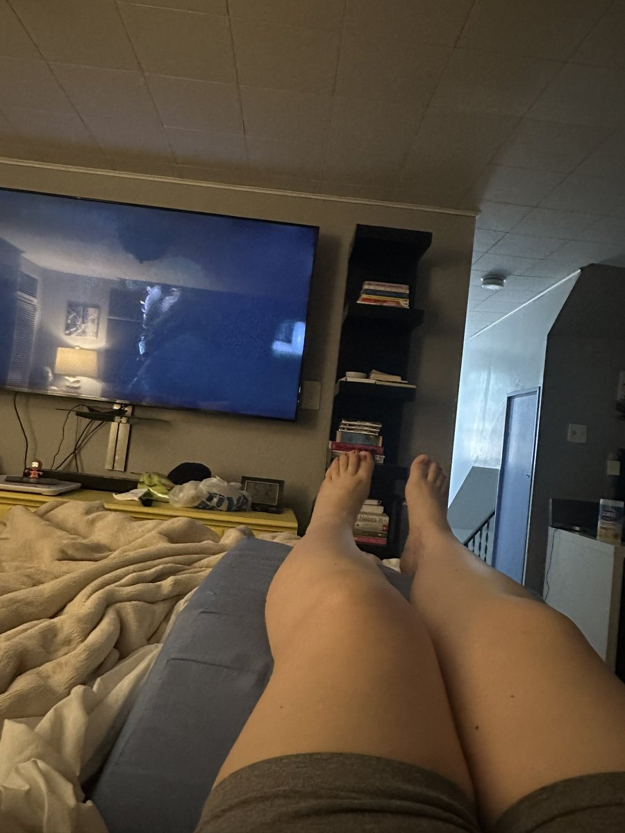 Está almohada abajo de las piernas es para ayudar a tu dolor de ciática, yo diciéndole a mi esposo que así se usa. 
Ya por fin lo hizo, anda malito. 🥺