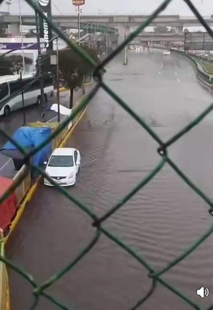Busco pollero para cruzar San Mateo Atenco de Tollocan a las torres, está inundado 😰😅
#Lluvias #Toluca