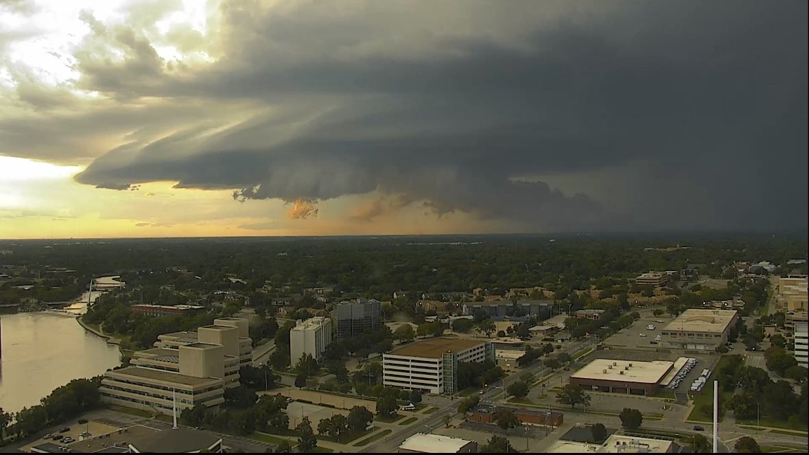 What a supercell on the downtown Wichita skycam 👀 #kswx #wxtwitter