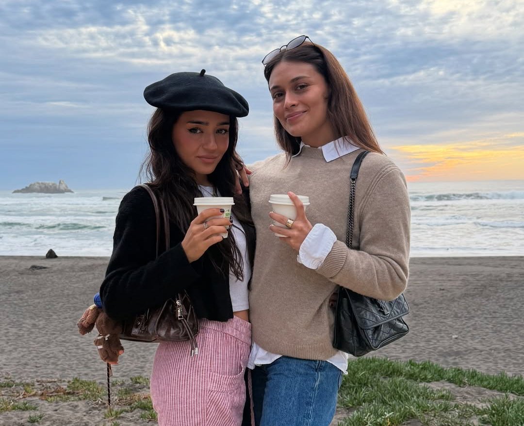 ¿sabían que la profesora de arte y la de física están saliendo? 🫢