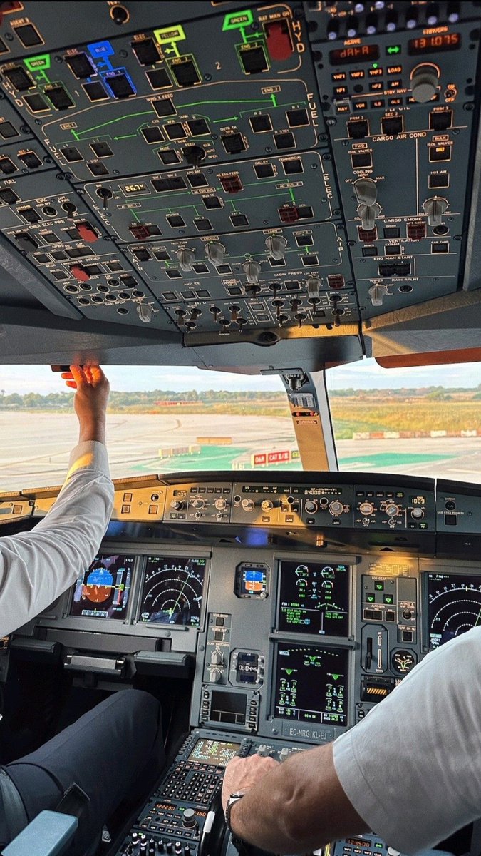 captdarre's tweet image. Every cockpit view is a reminder: the sky is freedom. ☁️
What’s your favorite window seat view? 👀 #FlyHigh #Pilots
