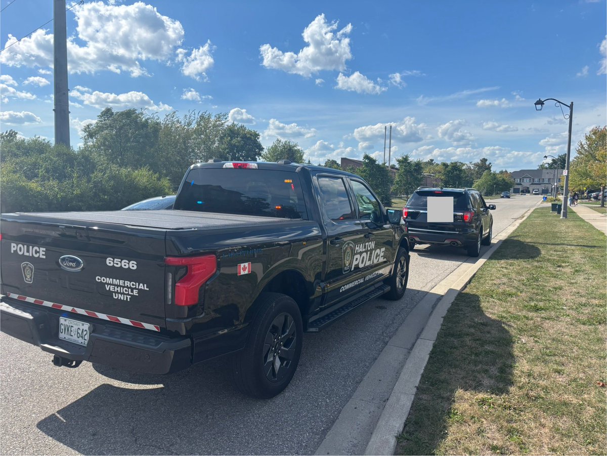 HRPSCMV's tweet image. We stopped this driver at Bronte/Upper Middle as they had 2 children in the back seat not buckled up.

Drivers: YOU are responsible for ensuring all your passengers under 16 are properly secured at ALL times on a roadway.

The car does NOT move until kids are secured.  #SafeStart