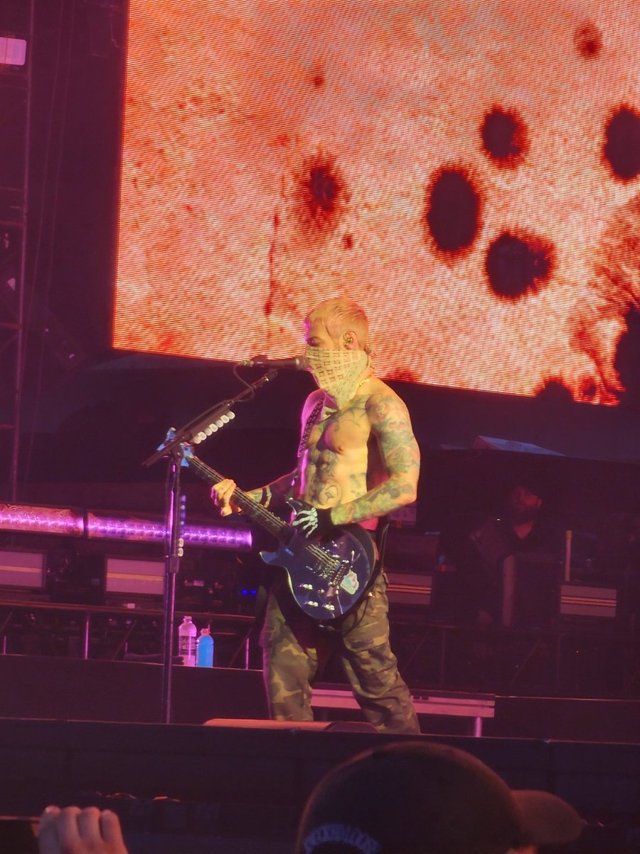 My bf took a thirst trap of Zaddy Zacky V 🥵

Chicago was amazing 😍 can't wait for the next big DBC meet up!! 
I love all the friends that Ive made &amp; kept since this all began! 
Bc in da clurb, we all fam 🖤

I love <a href="/TheOfficialA7X/">Avenged Sevenfold</a> so much 🤘✨