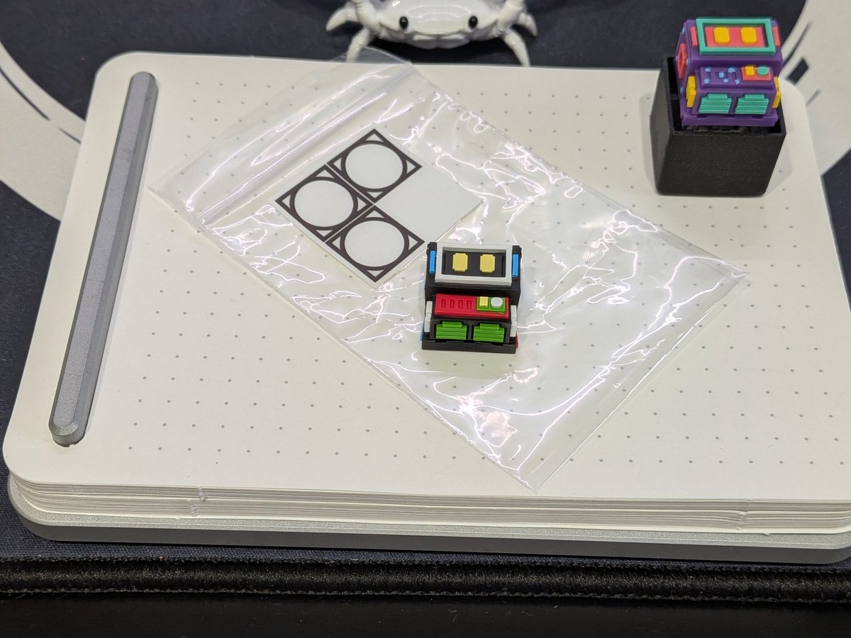 puriko69x's tweet photo. ピクセルロボットなキーキャップ、二号機着弾致しました!
モノトーンが多めだけれど原色カラーもイイ
#TALPKEYBOARD さま
#自作キーボード https://t.co/KkbgbYcqKi