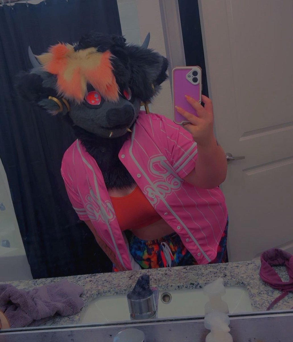 2 jobs, 2 side hustles and still not enough money 

Birthday next week though! 25 here I come baby!😩✨

#fursuit #FursuitEveryday