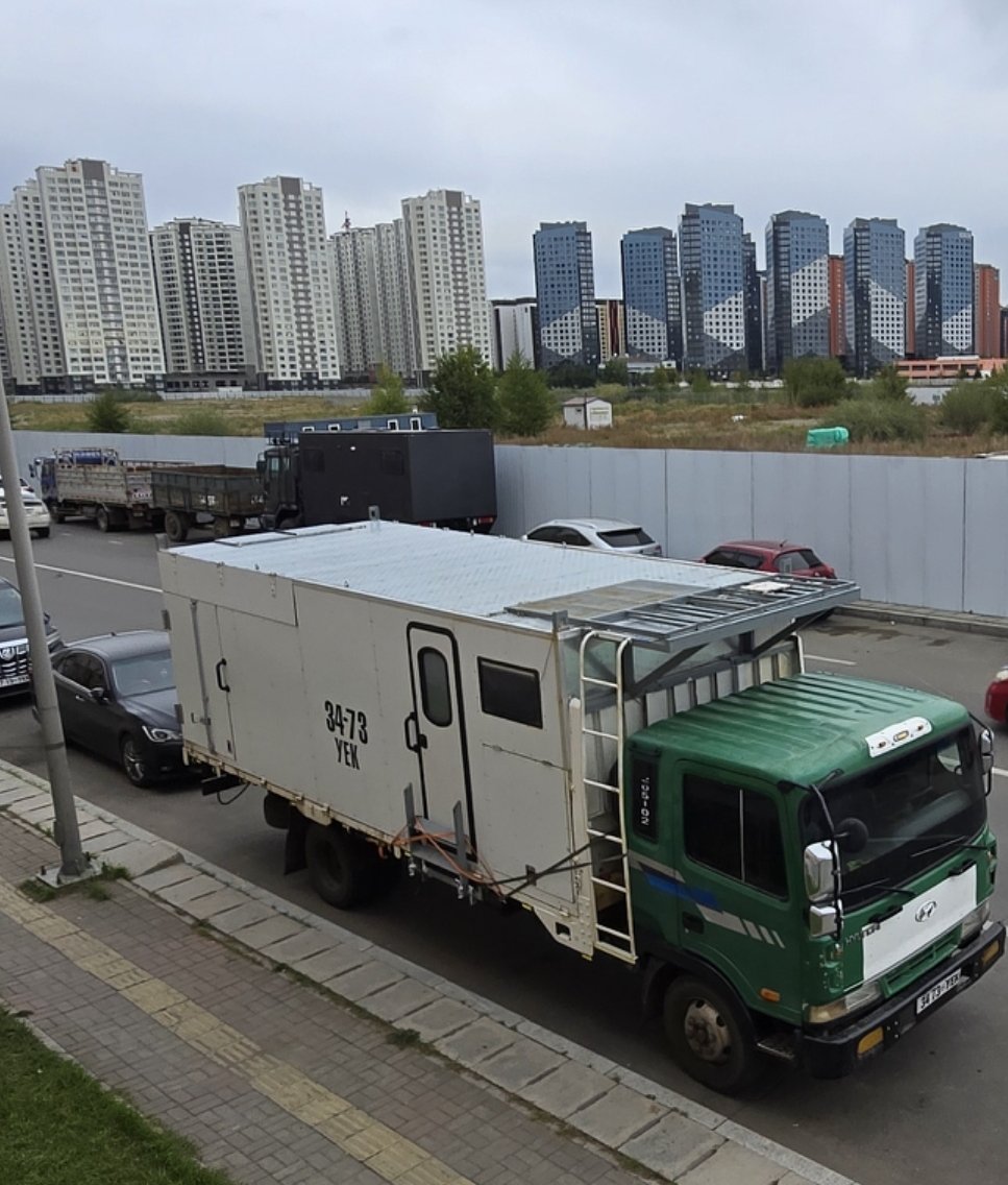 Маршал хотхоны арын замд машин явах биш Ачааны тэрэг, чиргүүл , рачсан машин , тракны зогсоол болчихоод бнаа ...Замын 2 эгнээг Хаасан энэ замбараагүй зогсоолыг Уэгцэлж торгуул ноогдуулж арга хэмжээ аваачээ.Түгжрэлд маш их.2 эгнээг хаачихаар !!!!! Замын Цагдаа, хот анхаарч өгөөрэй