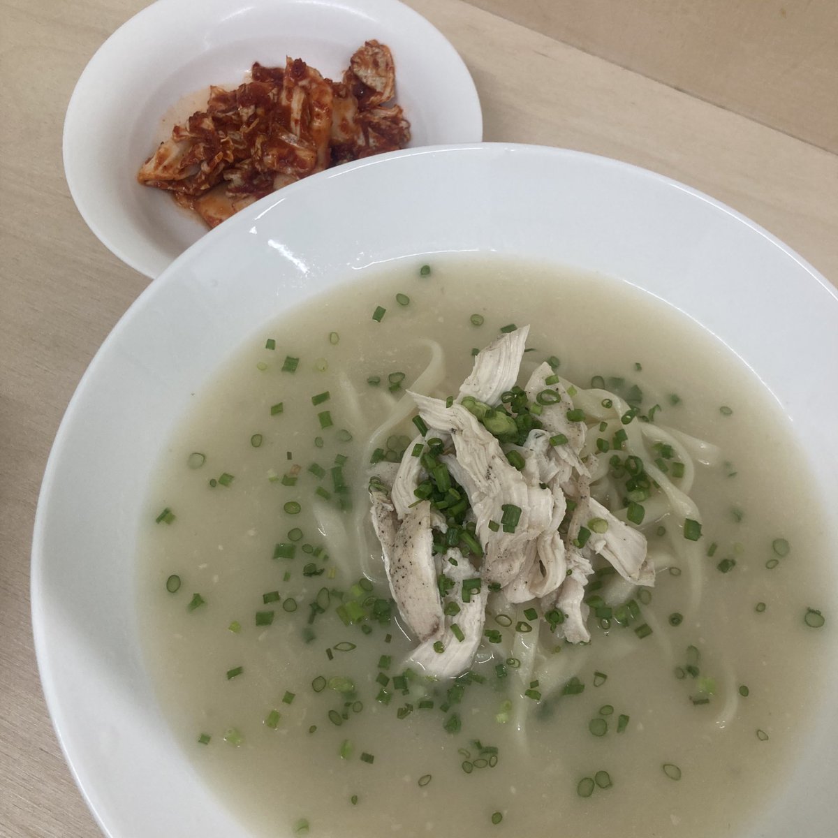 📍낙산칼국수
✔️닭 칼국수

+5000원 하면 닭무침을 추가 할 수 있음. 생각보다 진하고 걸쭉한 육수가 맛있었다. 김치가 되게 달큰하다, 하얀 육수랑 잘 어울리는 맛!

무난!

#혜화_먹어본집