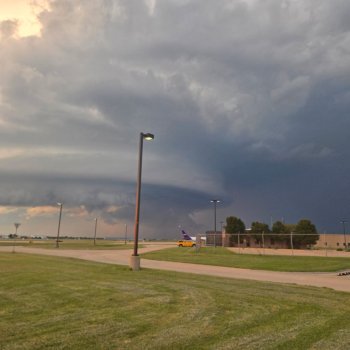 Chief Roger Xanders (@ictpolicenfire) on Twitter photo Clouds look scary at ICT!!!! Pictures taken by Captain Brad Carver. <a href="/FlyICT/">Wichita Airport ICT</a> Clouds look scary at ICT!!!! Pictures taken by Captain Brad Carver. <a href="/FlyICT/">Wichita Airport ICT</a>