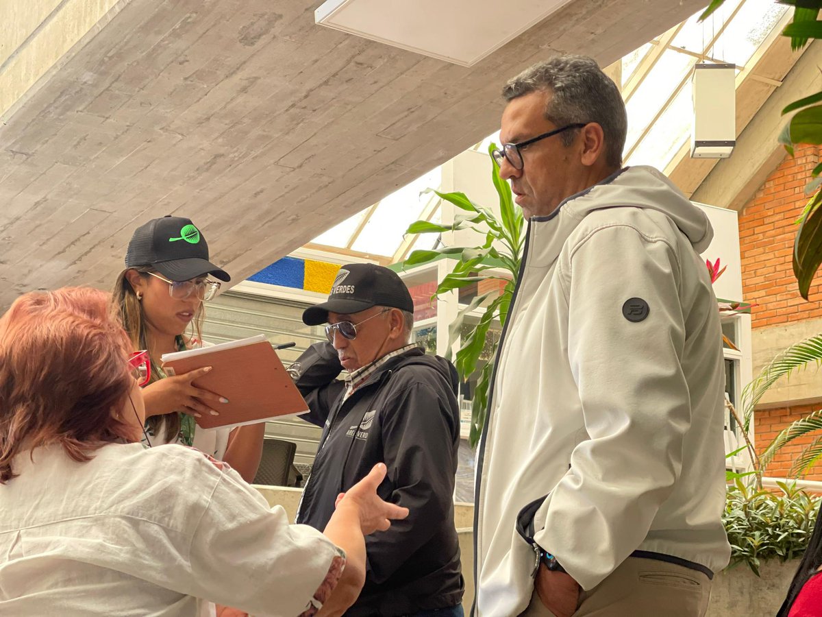 OmarVillalbaG's tweet image. Este #3Set, desde Alto Prado, junto al Ing. Reinaldo Andarcia y Jenifer Patriz, ambos de la Direc. de Áreas Verdes de la @AlcaldiaBaruta, informamos a los vecinos sobre la inspección de árboles en riesgo en la avenida principal. 🧵1/2
#3Septiembre