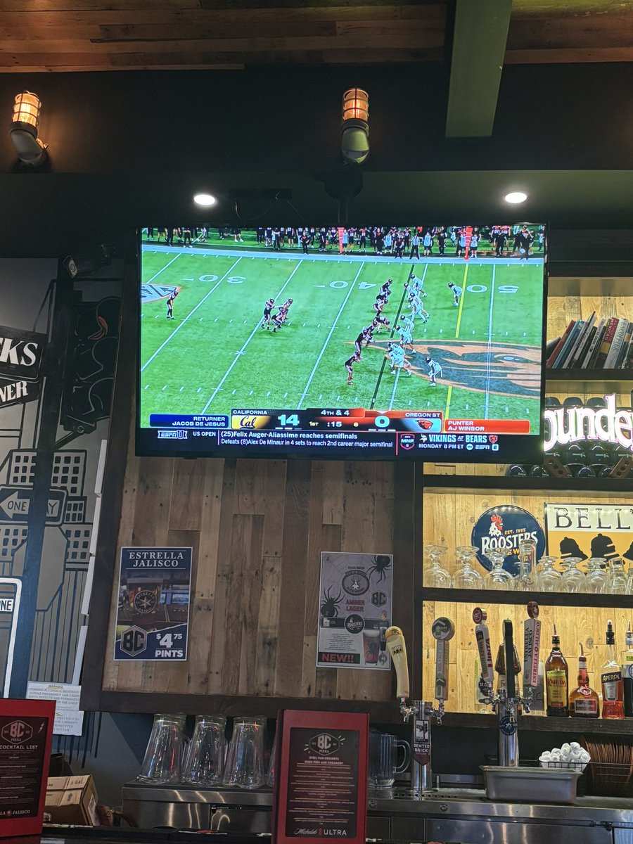 SisterSportz's tweet photo. Obsessed with this random bar in Salt Lake City playing back the Cal vs Oregon State game on a Wednesday night #rookieoftheweek #GoBears https://t.co/VGekqTbhLE