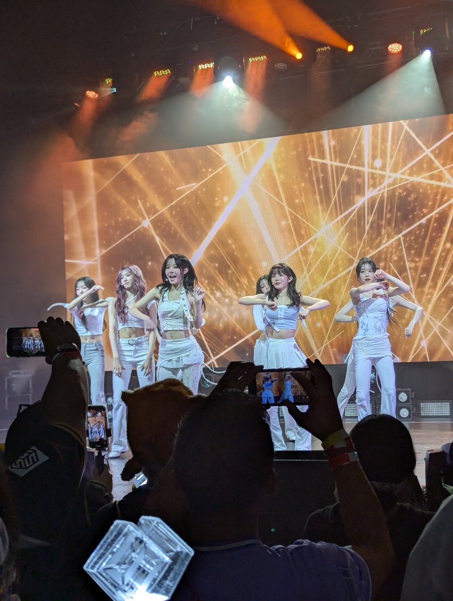 sodapopnayeon's tweet image. NAHHHHH THIS OUTFIT CHANGE IS LETHALLLLLLLL