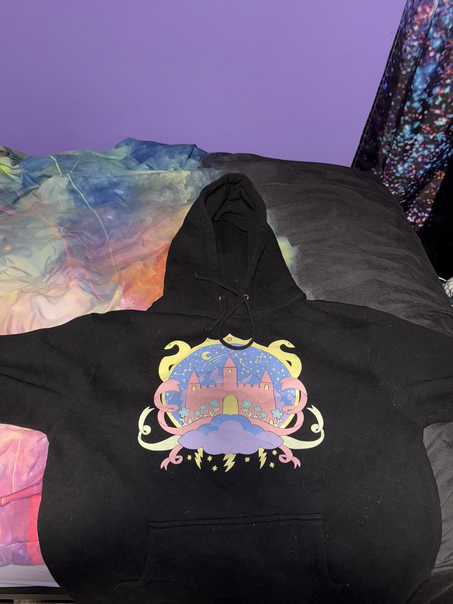 ASheetOfP4p3r's tweet image. This is so random, but calling all #fander ‘s! When the hoodie with all the side’s emblems came out, I accidentally ordered the wrong size (Small) and got a new one but either couldn’t return the first one or thought I was gonna do something with it and didn’t. [1/2]