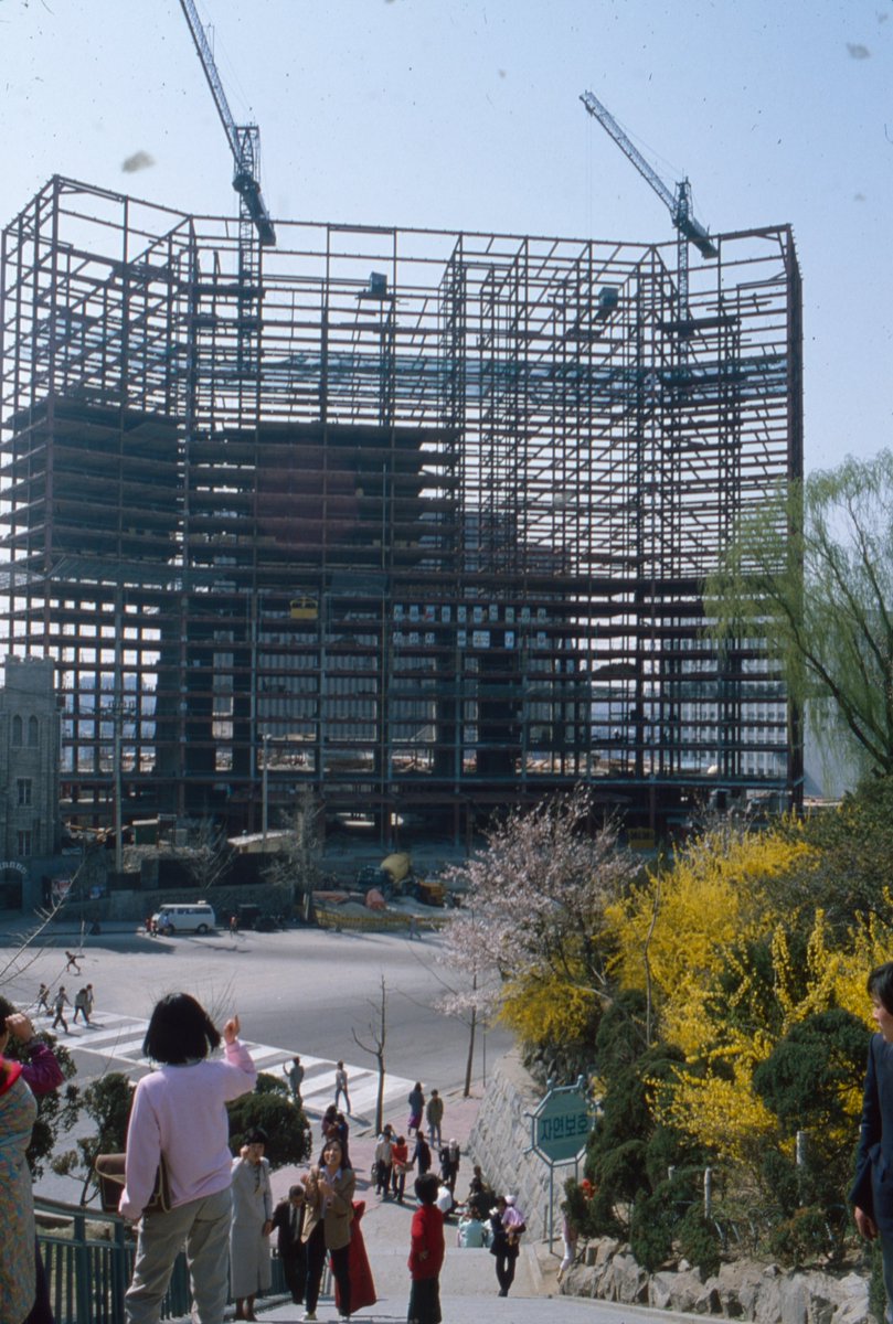 kimseok7's tweet image. 2022년 영업을 종료하고 올해 철거되는 한국 현대건축의 대표작 중 하나인 힐튼서울을 조명하는 전시 《힐튼서울 자서전》이 9월 25일부터 2026년 1월 4일까지 피크닉(piknic)에서 열린다.

#힐튼호텔 #자서전 #피크닉 #piknic