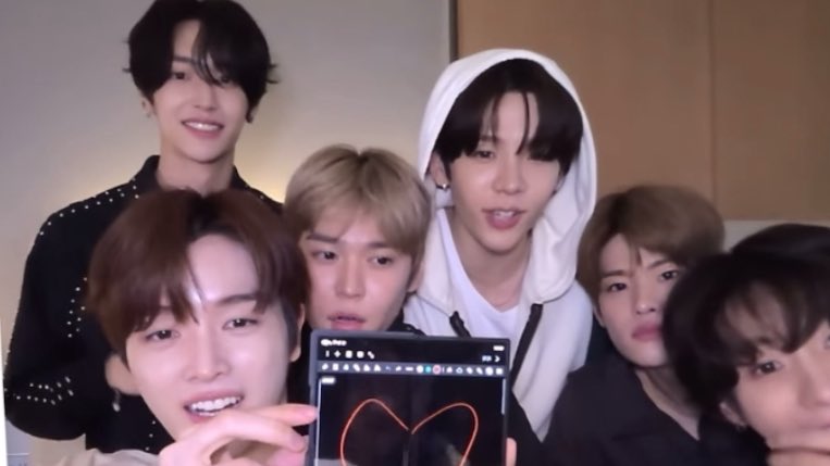 B (@tellmewhatul1ke) on Twitter photo 