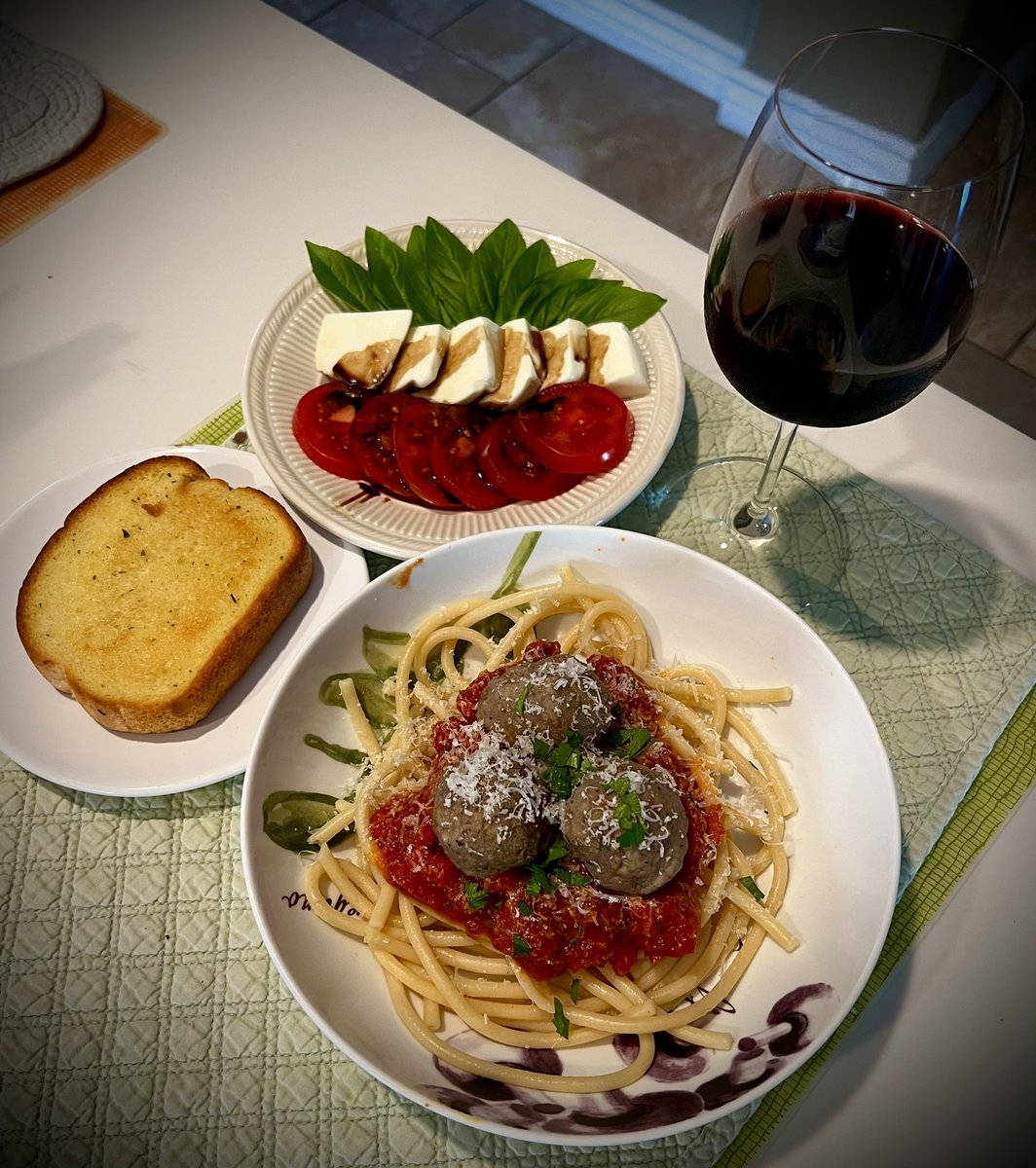 mlzema's tweet photo. #TwitterSupperClub
#PastaWednesday!

Bucatini Pasta w/Marinara Sauce, Italian Style Tomatoes, Grated Pecorino Romano Cheese &amp; Chopped Italian Parsley 
Caprese Salad w/Balsamic Glaze
Garlic Toast
Red Blend Table Wine https://t.co/aolLJ7c9DQ