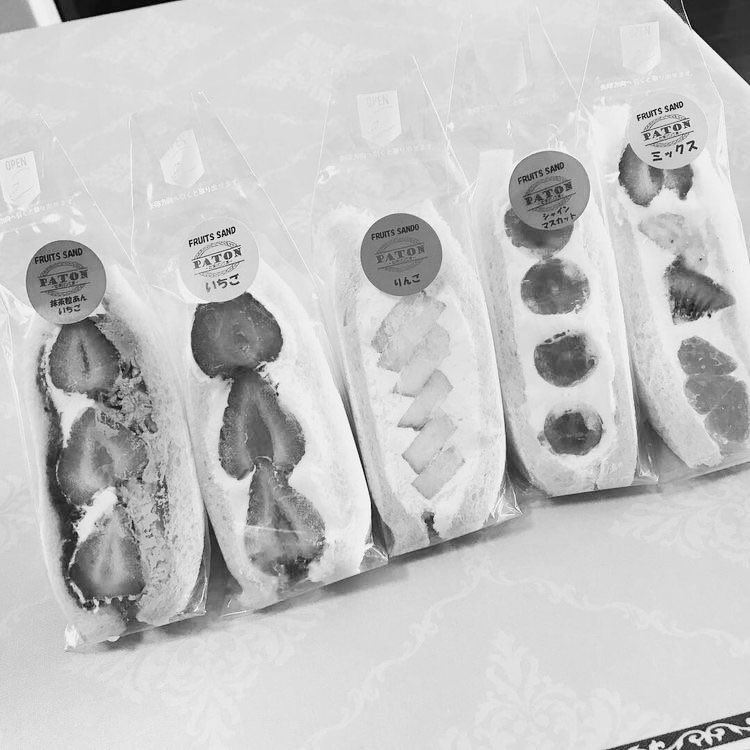 Pagi-pagi sudah dapat kiriman makanan.
Katanya, buat aku dan adik kecil yang nginep.