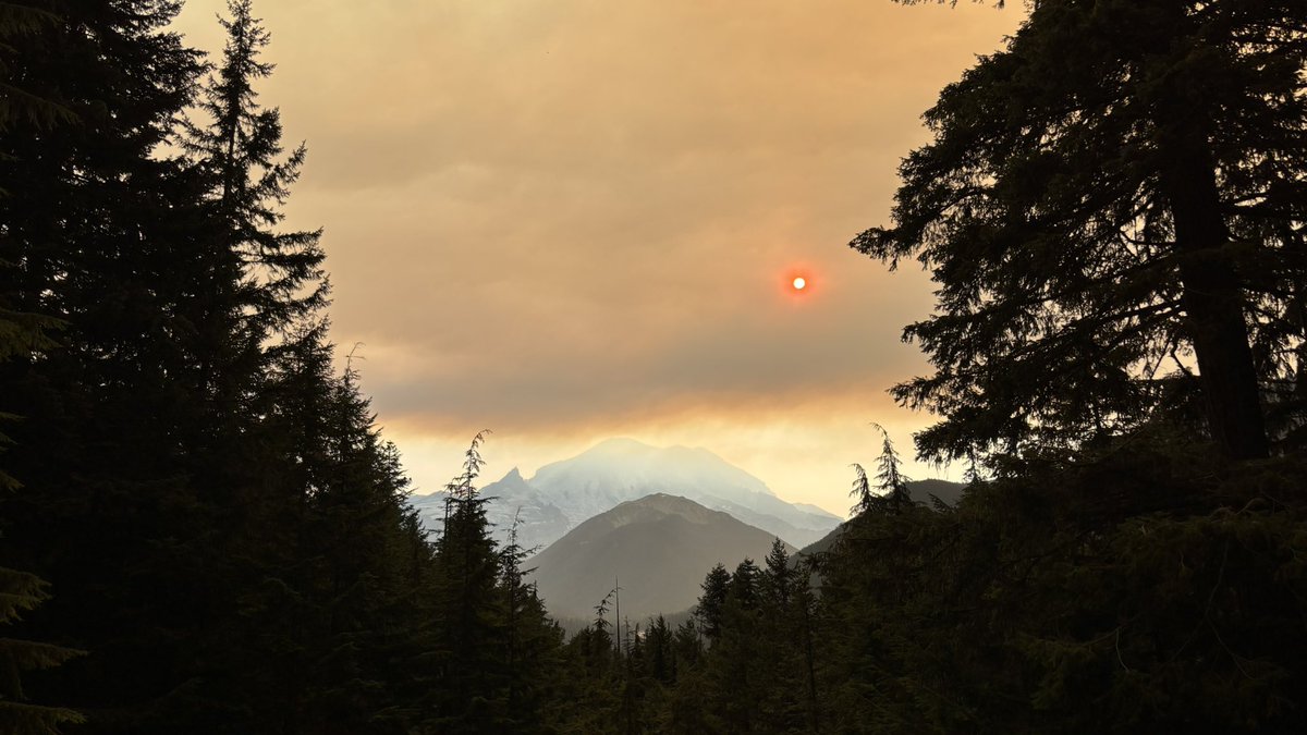 The_Weatherman2's tweet image. Just NW of Chinook Pass, 5:45 PM. #WildcatFire #wawx