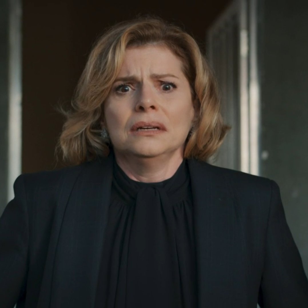 A mudança de expressão da Odete que no início estava com aquele olhar de desprezo pra depois se transforma num olhar de desespero, de culpa... Débora Bloch que atriz espetacular 
#ValeTudo