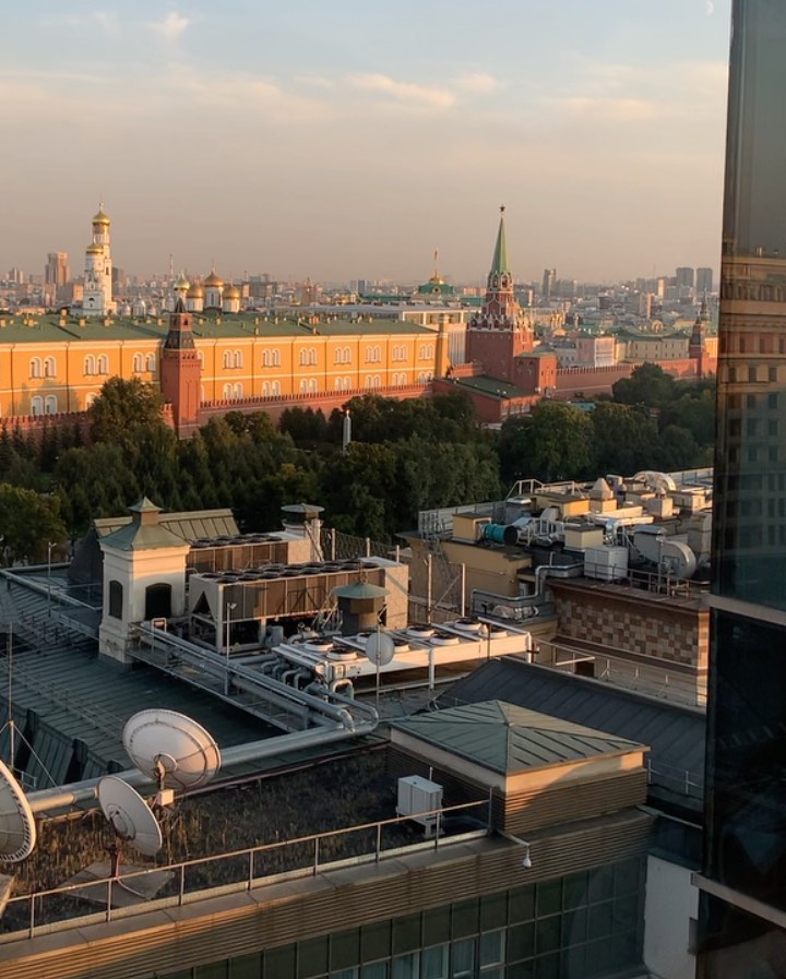 Natalie01138's tweet photo. Business trip vibes: enjoying a rooftop view of the Kremlin and Red Square. Even in the midst of work, there's time to appreciate the beauty around. #BusinessTrip #Moscow #WorkAndLife https://t.co/wzPIH2GUQR