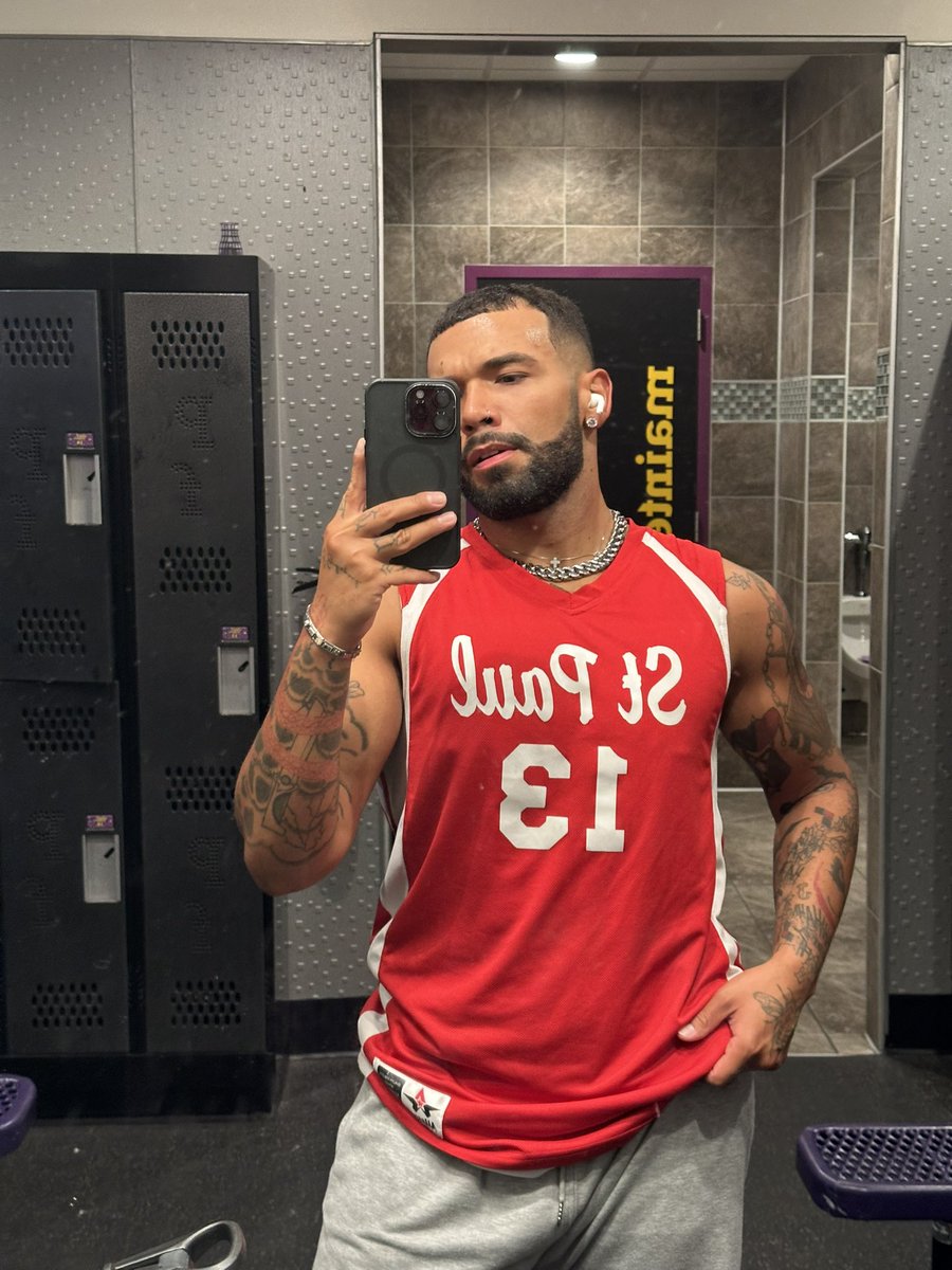 He walk in the gym what we doin? 
#latinopapi #mlm #daddysfav