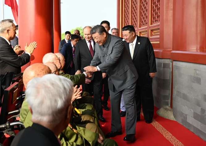 Freya1977585's tweet photo. 大会开始前，中共中央总书记、国家主席、中央军委主席习近平同抗战老战士老同志代表亲切握手，向他们表示崇高敬意。 https://t.co/T2Y7UUa7vV
