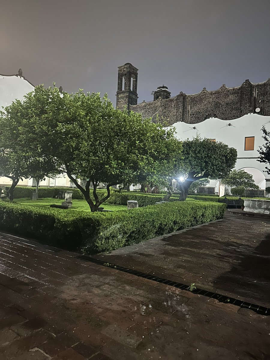 Crónicas de la Ciudad Oscar Blanco (@oscarblancocdmx) on Twitter photo #ExploracionUrbana Acá andamos en el ExColegio de la Santa Cruz, Santiago Tlatelolco #CDMX con <a href="/hdemauleon/">Héctor de Mauleón</a> <a href="/MishArqt/">Mishell Altamirano</a> 🇲🇽🕷️ #ExploracionUrbana Acá andamos en el ExColegio de la Santa Cruz, Santiago Tlatelolco #CDMX con <a href="/hdemauleon/">Héctor de Mauleón</a> <a href="/MishArqt/">Mishell Altamirano</a> 🇲🇽🕷️
