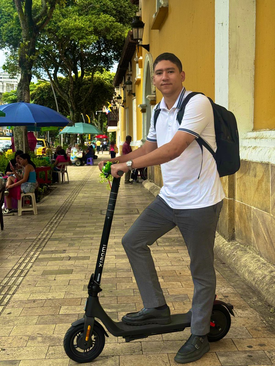 Aprovecho este tuit para chicanear que mis amigos me regalaron esto de cumpleaños. En efecto a ustedes no los han querido es pero nada.