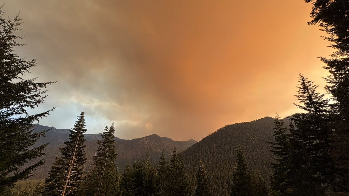 The_Weatherman2's tweet image. Just east of Chinook Pass, a few miles from the #WildcatFire. Viewing from SR-410, 6:30 PM. #wawx