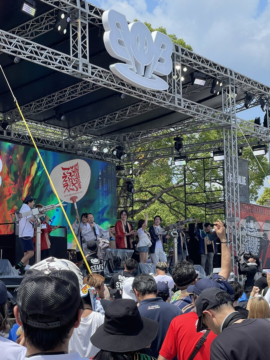 蝉しぐれ
　DJ叫び
　　湯しぶきは
白雲の果て
　夏ぞほとばしる

#BOB2025