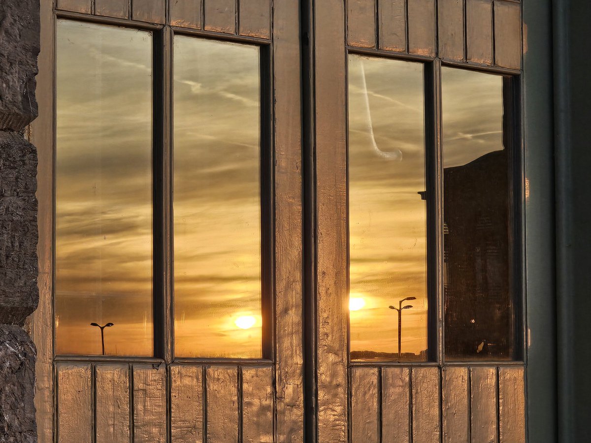 Good morning (pics from last night) have a great weekend everyone.  Roll on 2pm (for me) #GoodMorning #weekendvibes #bankholidayvibes #BankHolidayWeekend <a href="/RoyalWilliamYd/">Royal William Yard</a> #Plymouth #sunset #reflections 💚