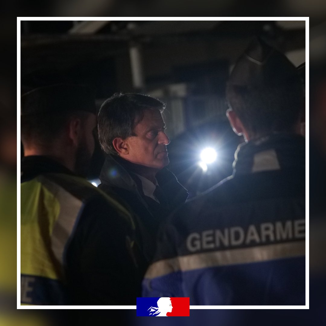 🔵 Visite officielle du ministre d’État, ministre des Outre-mer en Nouvelle-Calédonie.

#ÉtatQuiProtège | Le ministre d’État, ministre des Outre-mer Manuel Valls et le haut-commissaire Jacques Billant, la directrice territoriale de la police nationale et le général commandant la