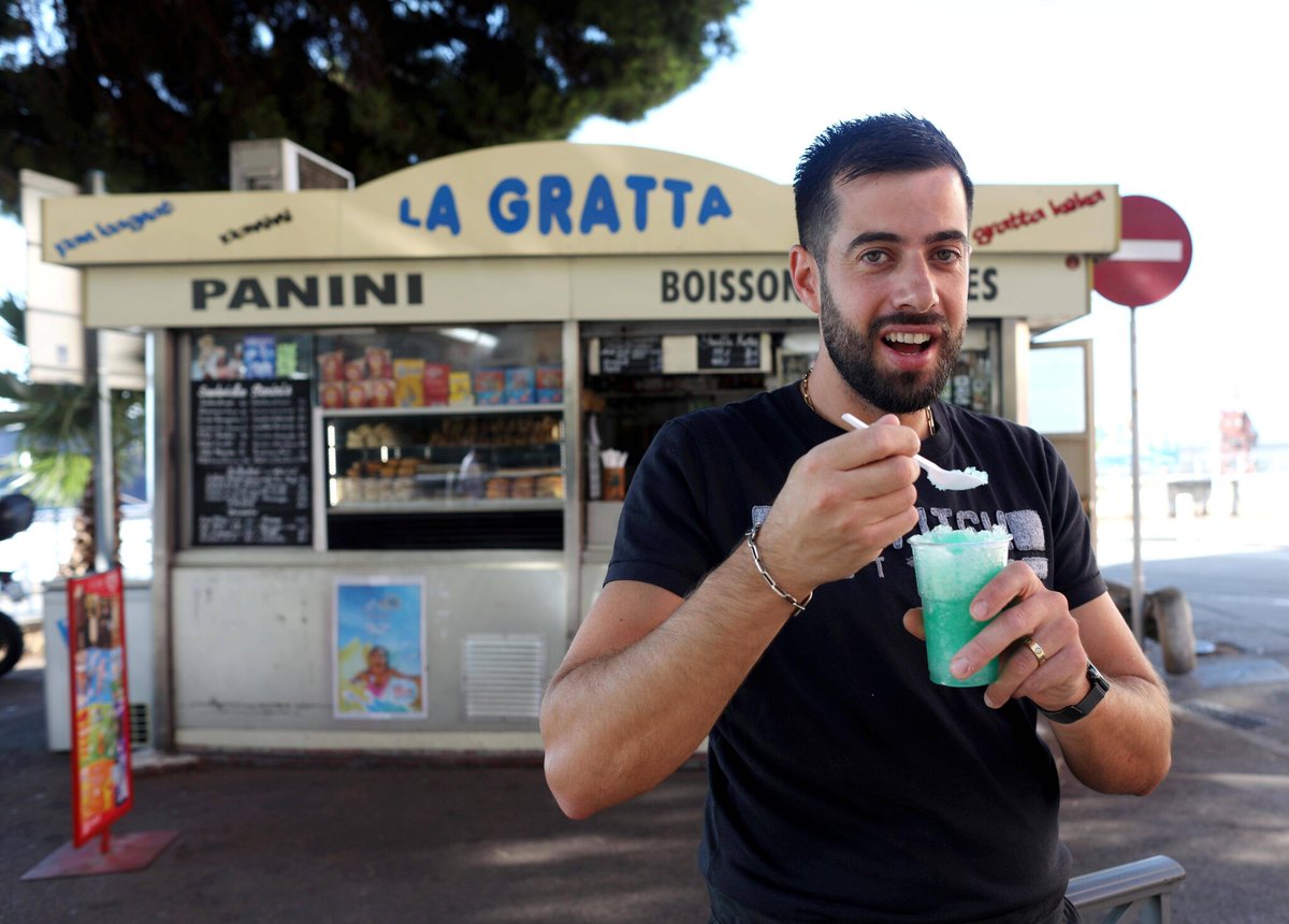 Nice_Matin's tweet photo. Depuis plus de 80 ans, cette baraque du boulevard Franck-Pilatte à Nice, débite de la glace pilée au sirop et des pans-bagnats pour des générations de Niçois et de touristes. Beaucoup y viennent déguster leurs souvenirs.
👉 https://t.co/hTjzidxqBv https://t.co/e1UigUMa2c