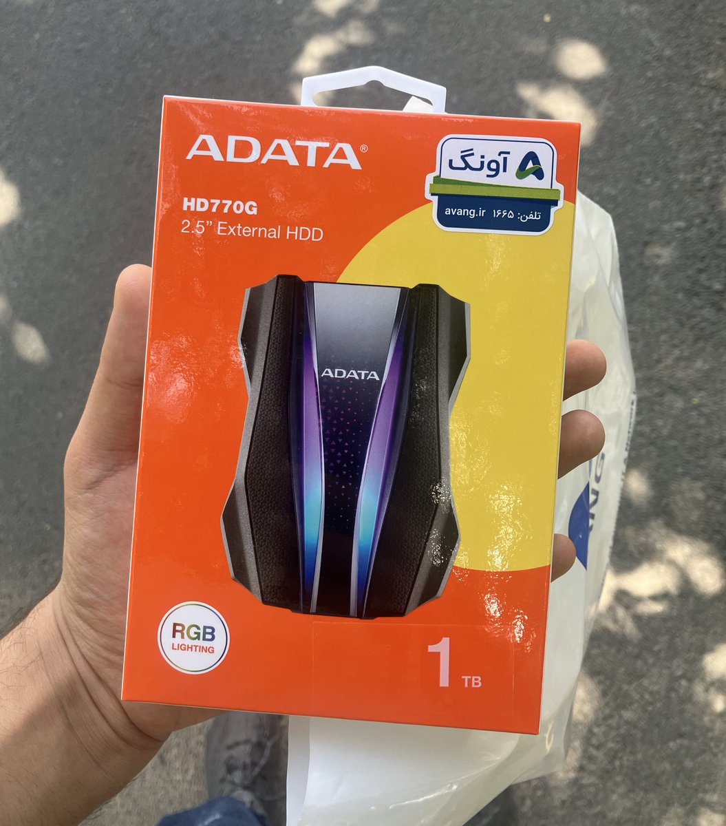 بزرگ شدن خیلی عجیبه؛ جای ساعتی که دوست داشتم بخرم یه هارد اکسترنال 1TB گرفتم و به خودم بابت مناسبت‌های اخیر هدیه دادم :)