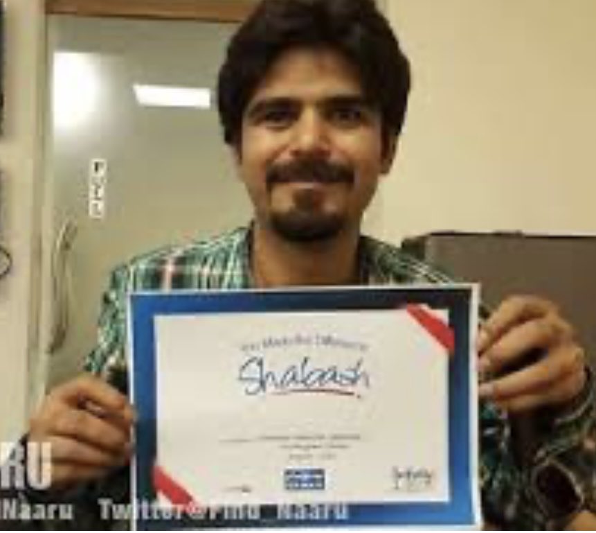 HamidMirPAK's tweet image. مدثر نارو صحافی اور شاعر تھے انکا قصور یہ تھاکہ انہوں نے 2018 کے الیکشن میں دھاندلی کے خلاف آواز اٹھائی اور جنرل باجوہ کے غیر اعلانیہ مارشل لاکے خلاف پنجابی نظم فیس بک پر پوسٹ کر دی انہیں اگست 2018 میں غائب کر دیا گیا انکا ننھا بیٹا سچل دادی کے ساتھ 7 سال سے عدالتوں میں خوار ہے