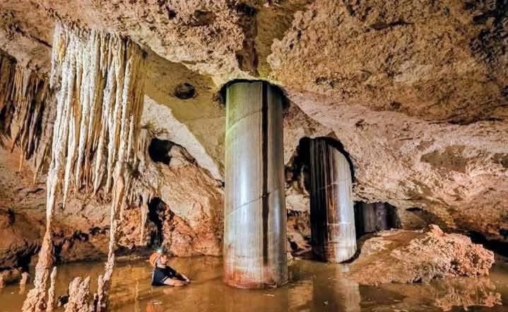 quintanaroonews's tweet image. #Entérate  @NatGeo_la National Geographic documenta y publica daño ambiental en cuevas y cenotes por perforaciones y pilotes del #TrenMaya en #QuintanaRoo 

Publica una serie de fotografías que muestran al mundo el daño causado a los ecosistemas y ríos subterráneos

Playa del…