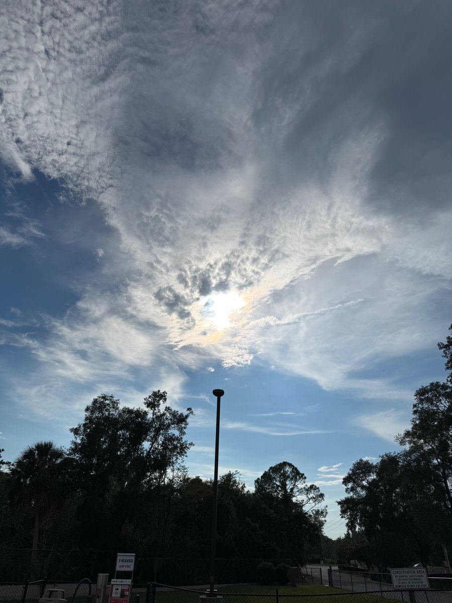 GLG2Truth's tweet image. Around 5:30 pm 08/21/25 in DeLand, Florida. Looked like som type of chemical pollution around the sun.