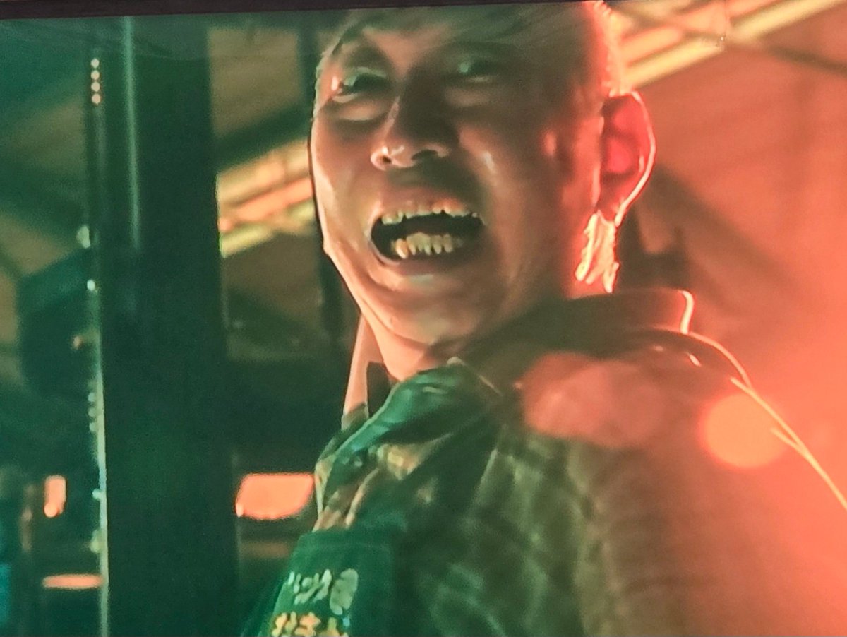 winharukaze's tweet image. 二人とも悪そうな顔してんなあ。
「私は彼女を崇拝しているだけだ」
二人がどうやって出会ったのか？過去とかめちゃ気になるんデスが。
#放送局占拠 
#のっぺらぼう
#ガンバレ菖蒲