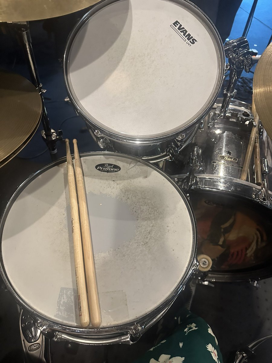 昨日もたくさんドラムが叩けて良かったです。今日も間髪入れずに夜まで叩けるっぽいです。