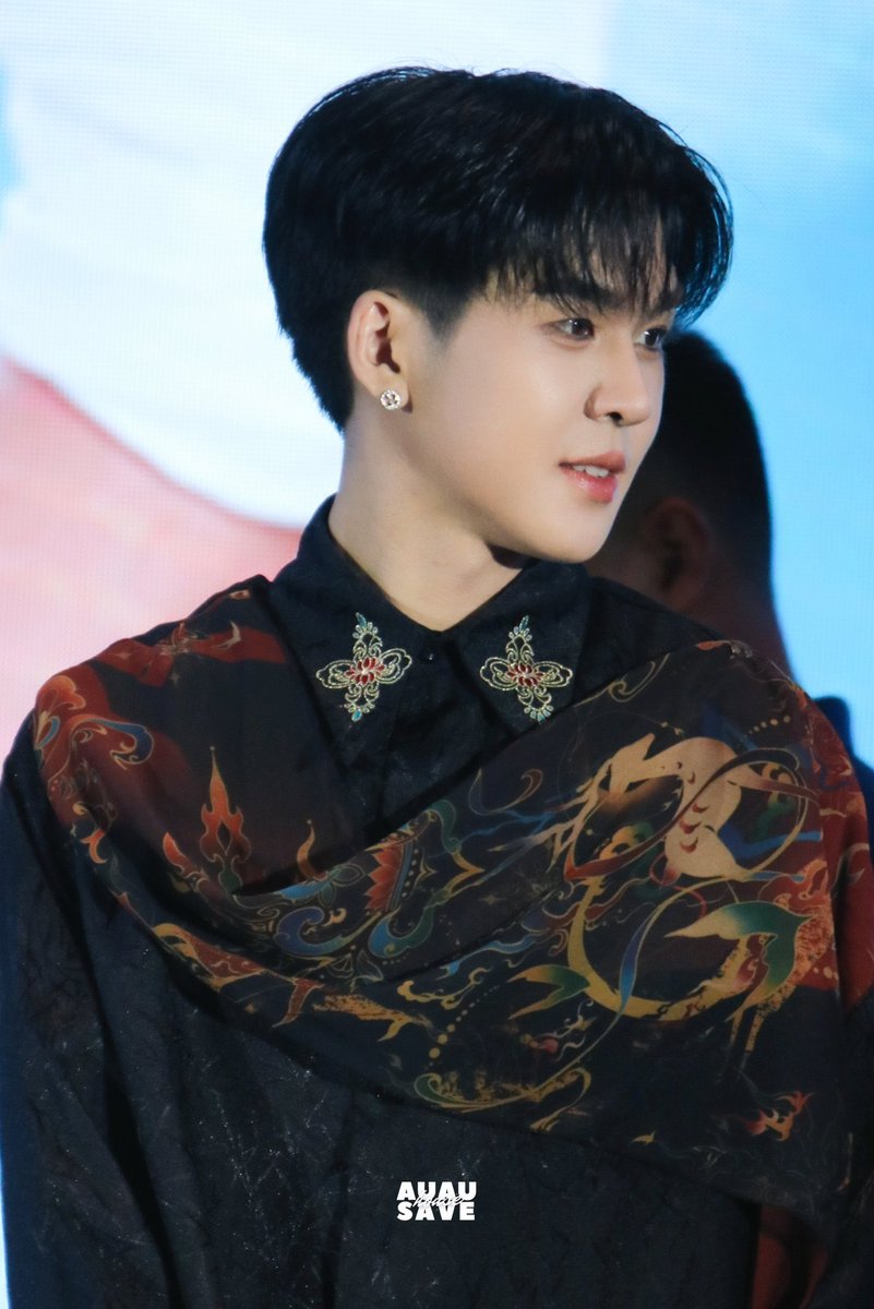 อู่อู๋กับชุดจีนและทรงผมอันเดอร์คัตทูบล็อคที่จริงใจ❤️‍🔥♥️🔥

AUAU FM IN QINGDAO
#AuauFansigninQingdao
#auautnp