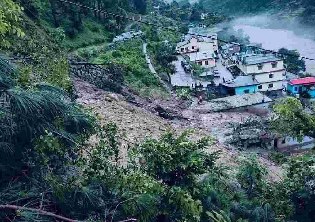 महीने भर में पहाड़ों पर दूसरी तबाही, पहले उत्तरकाशी का धराली था और अब चमोली का थराली... बादल फटने के बाद का मंजर