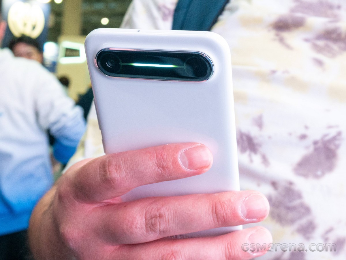 gadget_bhayya_0's tweet image. Tecno Spark Slim 📱✨ coming to India 🇮🇳

🪶 5.95mm Ultra-Thin
🖥️ 6.78&quot; AMOLED, 144Hz
📸 50MP Main Camera
🔋 5,200mAh Battery
💰 ~₹80,000 Price Tag
🎨 Multiple Color Options

#Tecno #SparkSlim #SlimPhone #Flagship